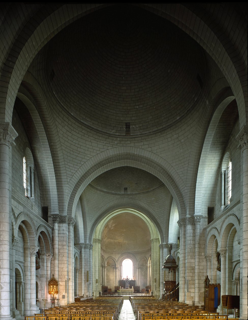 Vue intérieure de la Cathédrale Saint Pierre - Romanesque