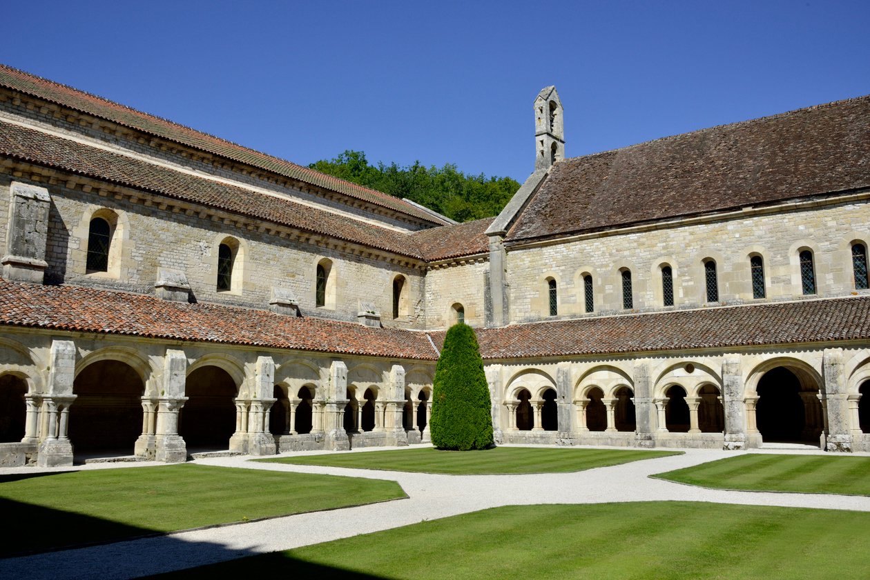 Architecture romane : vue du cloître et des bâtiments de l