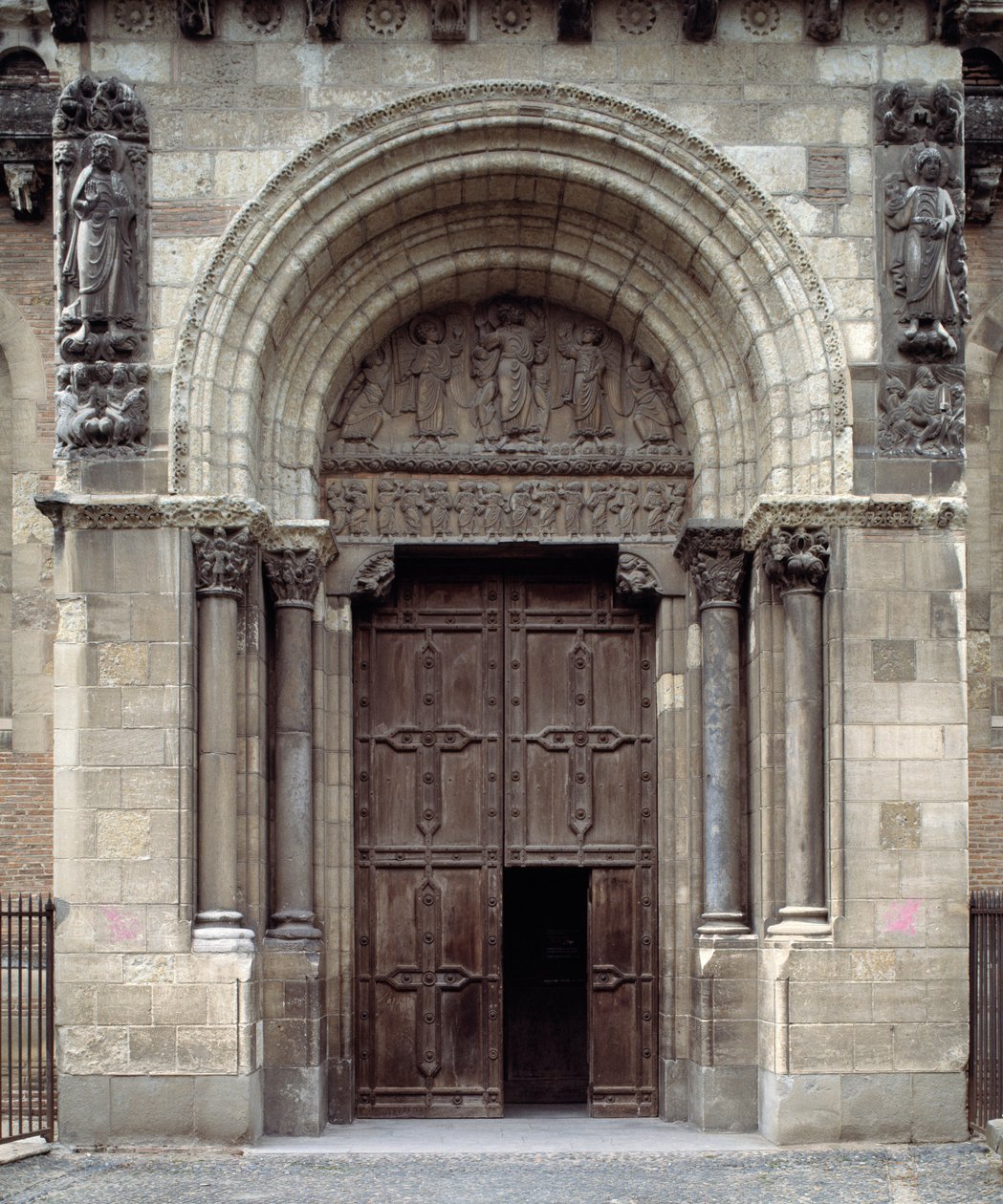 Portail sud de la basilique - Romanesque