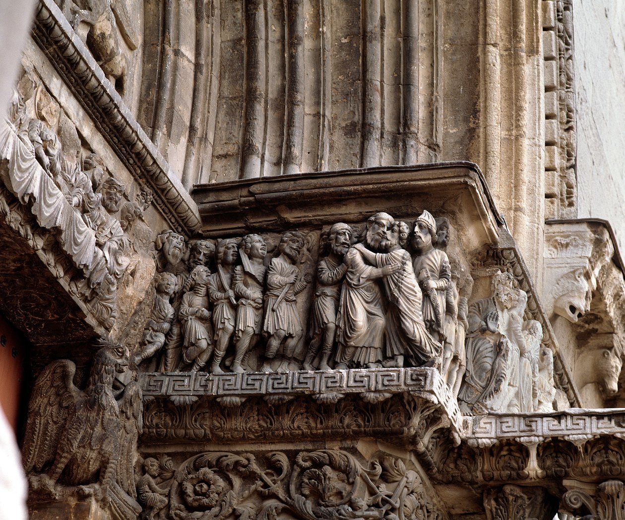 Le baiser de Judas (frise du portail) - Romanesque