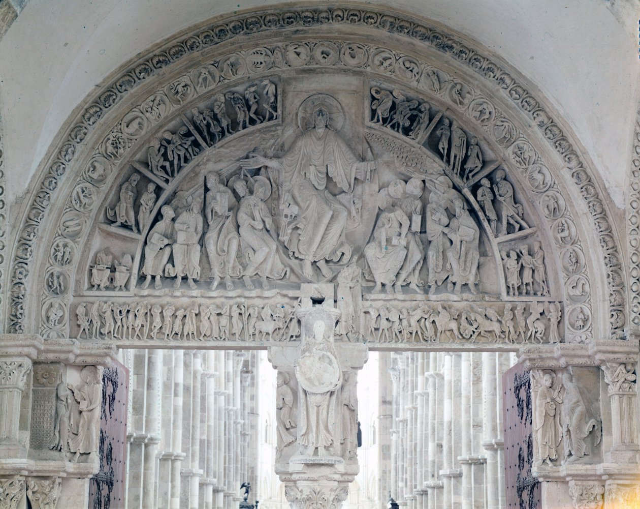 Abbaye de Vézelay (89), le tympan de la basilique Sainte-Marie-Madeleine. 12e siècle - Romanesque