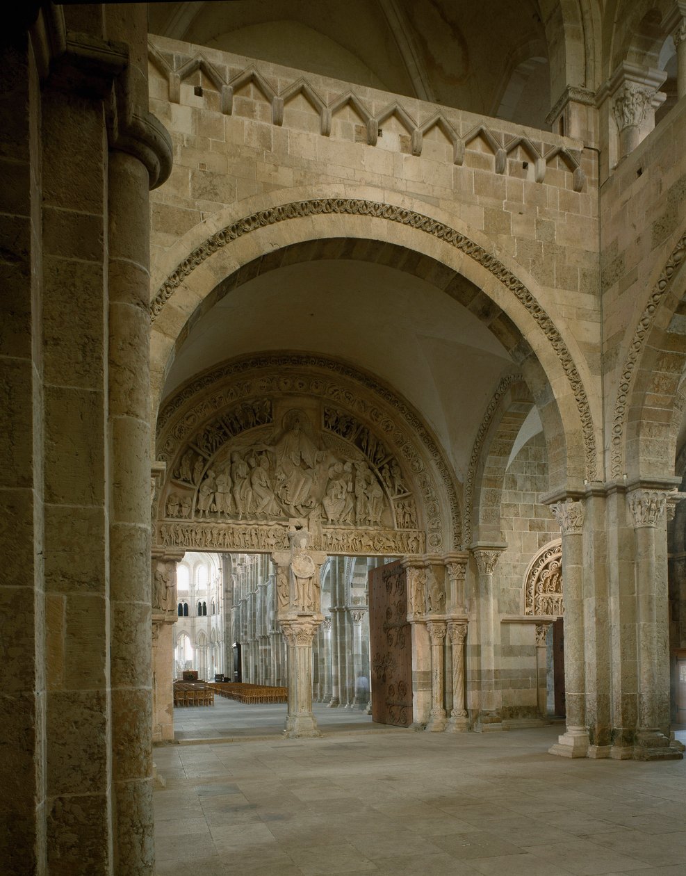 Vue du narthex et du tympan central représentant la mission des apôtres. Basilique Sainte-Marie-Madeleine, Vézelay, Yonne - Romanesque