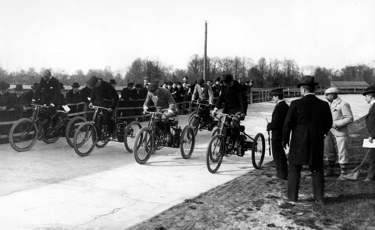 Participants à une course de tricycles motorisés à Saint-Pétersbourg, vers 1899 - Russian Photographer