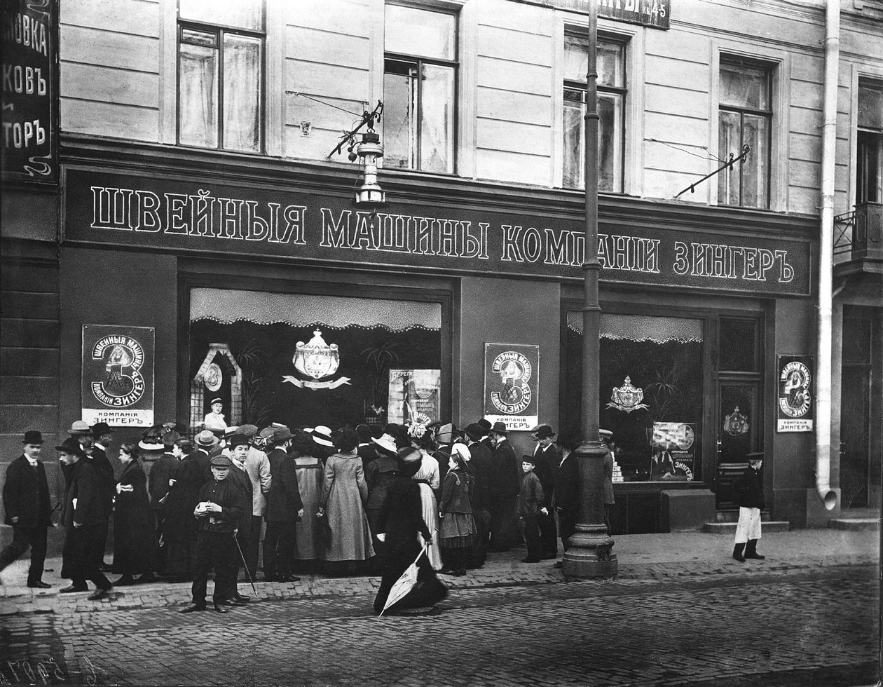 Foules attirées par une démonstration dans la vitrine du magasin de machines à coudre Singer, Saint-Pétersbourg - Russian Photographer