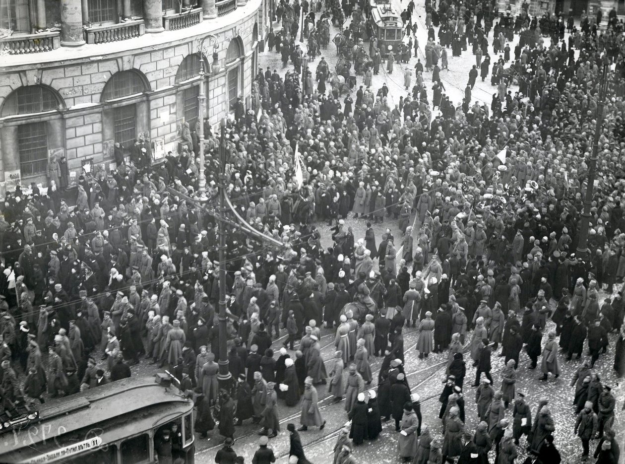 Manifestation à la Bibliothèque publique sur le Prospekt Nevskiy, Saint-Pétersbourg, 20-21 avril 1917 - Russian Photographer