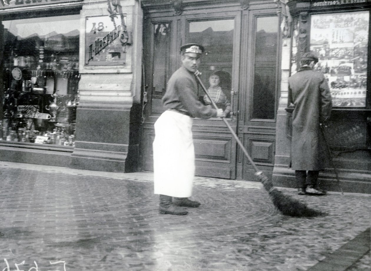 Balayeur de rue sur le Prospekt Nevski, Saint-Pétersbourg, 1913 - Russian Photographer