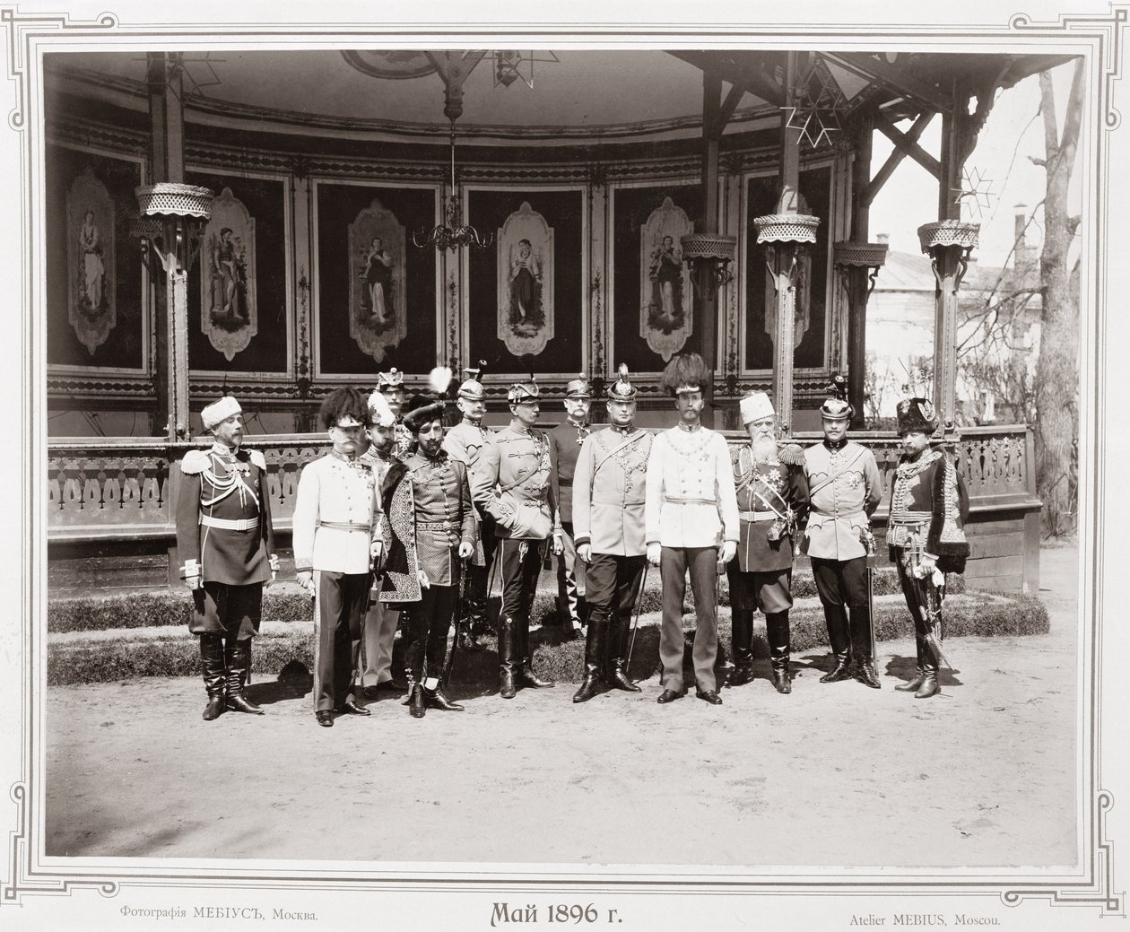 Tsar Nicolas II (1868-1918) dans le pavillon du jardin du palais avec un groupe de ses partisans masculins, vers 1896 - Russian School