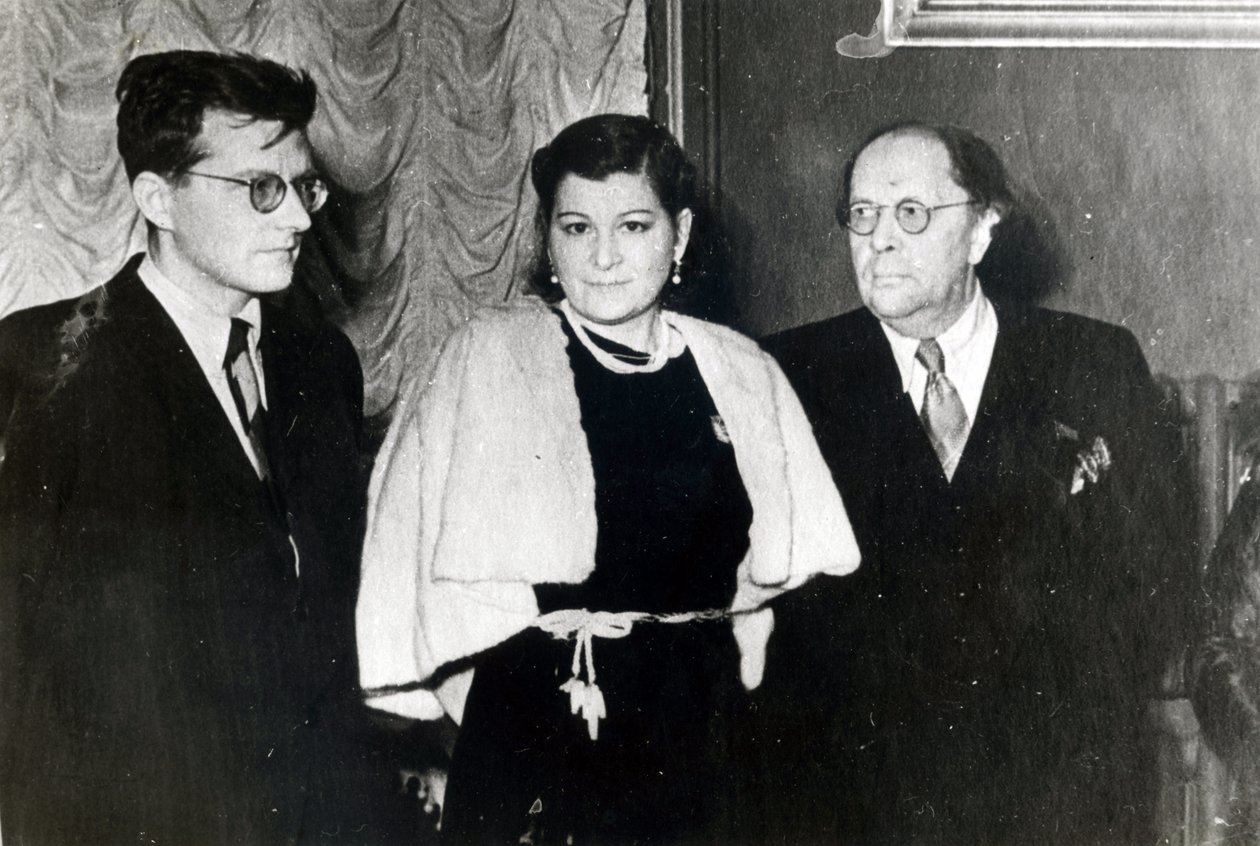 Le compositeur Dmitri Dmitriyevich Chostakovitch, la chanteuse Maria Maksakova et l