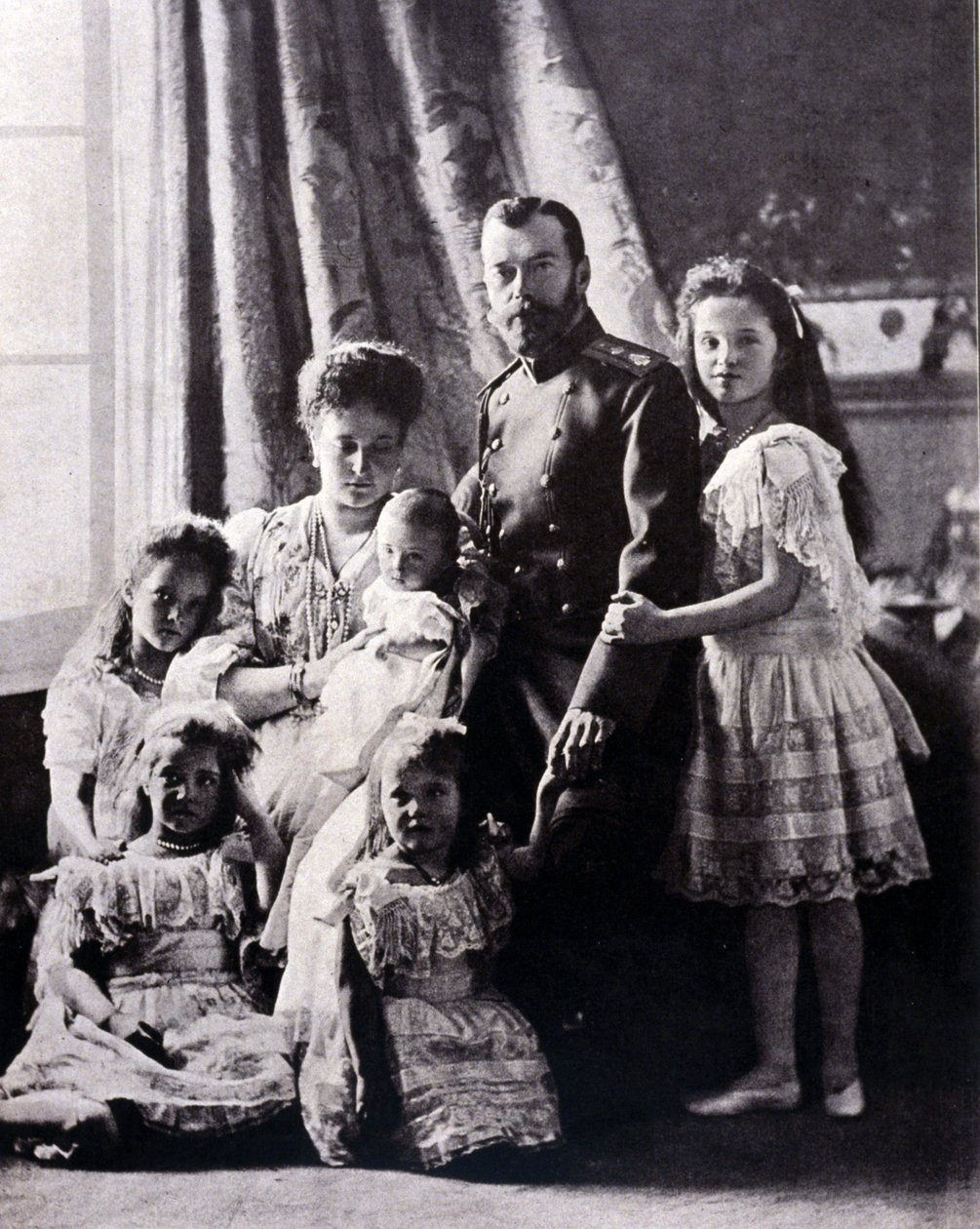 La famille du tsar Nicolas II (1868 - 1918). De gauche à droite : Grande Duchesse Tatiana née le 11 juin 1897 ; Grande Duchesse Marie née le 27 juin 1899 ; Grande Duchesse Alexis née le 12 août 1904 ; Impératrice Alexandra Feodorovna ; Tsar Nicolas II ; Gr - Russian Photographer