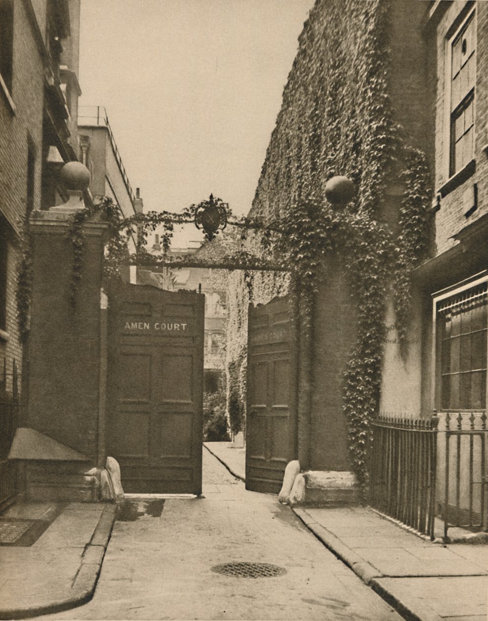 Entrée à Quiet Amen Court dans Warwick Lane, vers 1935 - SO Gorse