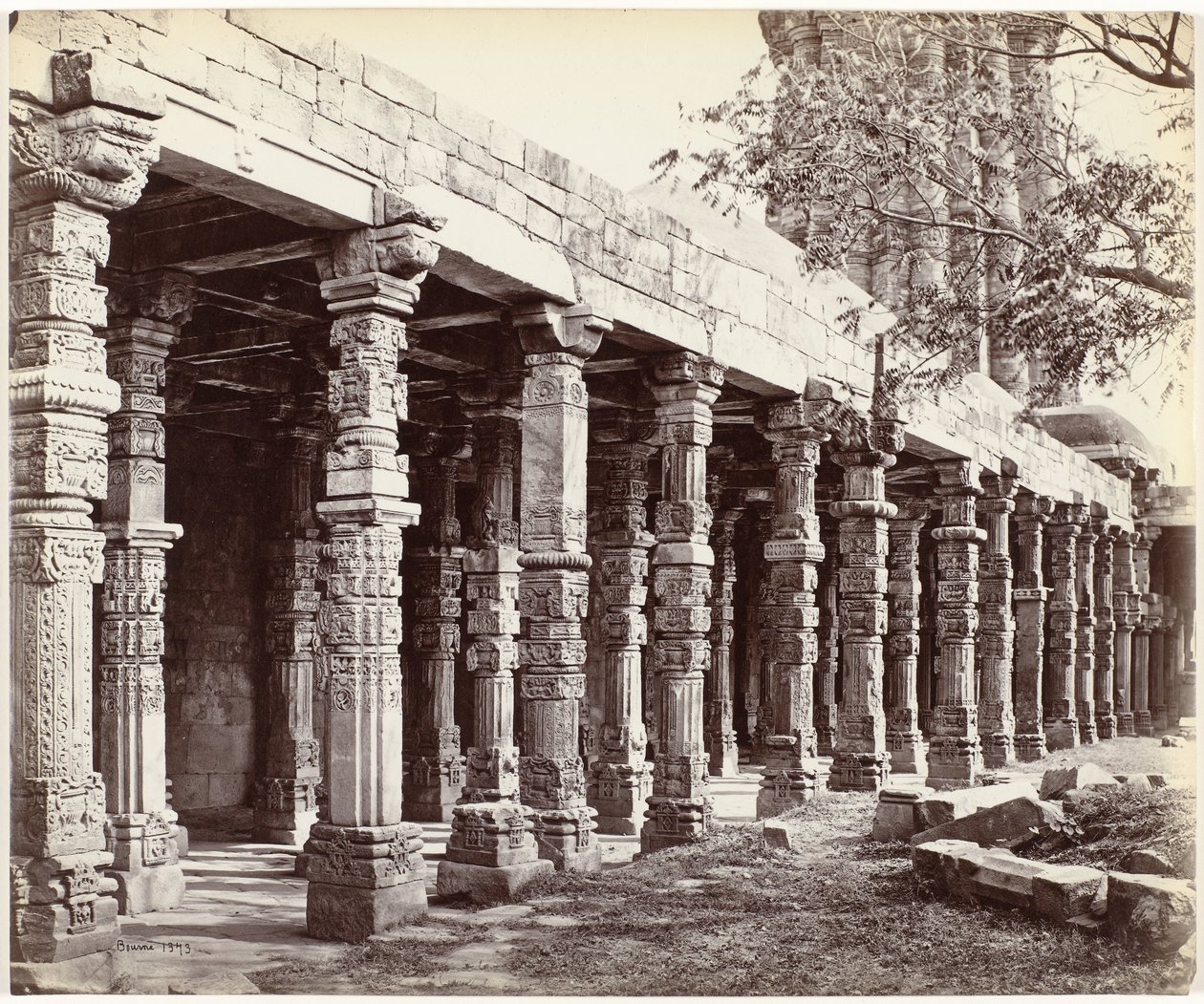 Colonnade avec ornements à la base du Qutb Minar à Delhi - Samuel Bourne (signed by artist)