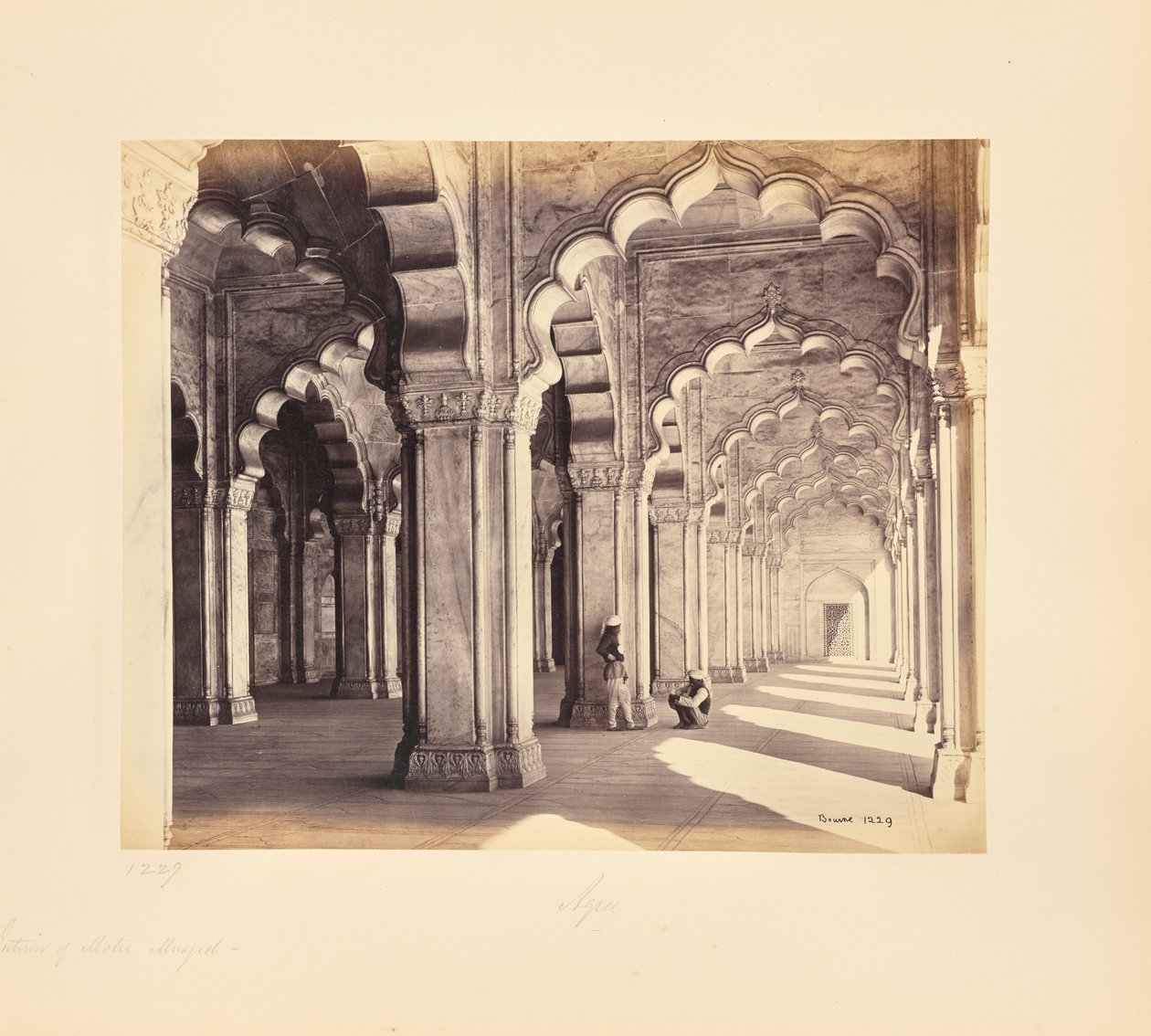Agra; intérieur de la Moti Masjid, montrant les arcs et piliers sarrasins en marbre - Samuel Bourne