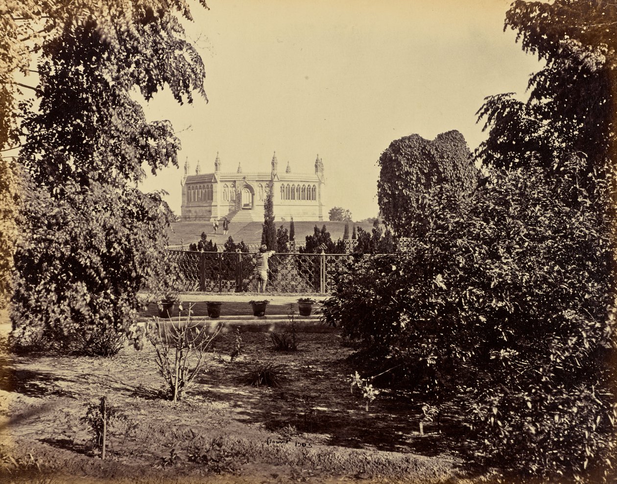 Cawnpore ; le puits commémoratif, vu du sud à travers les arbres - Samuel Bourne