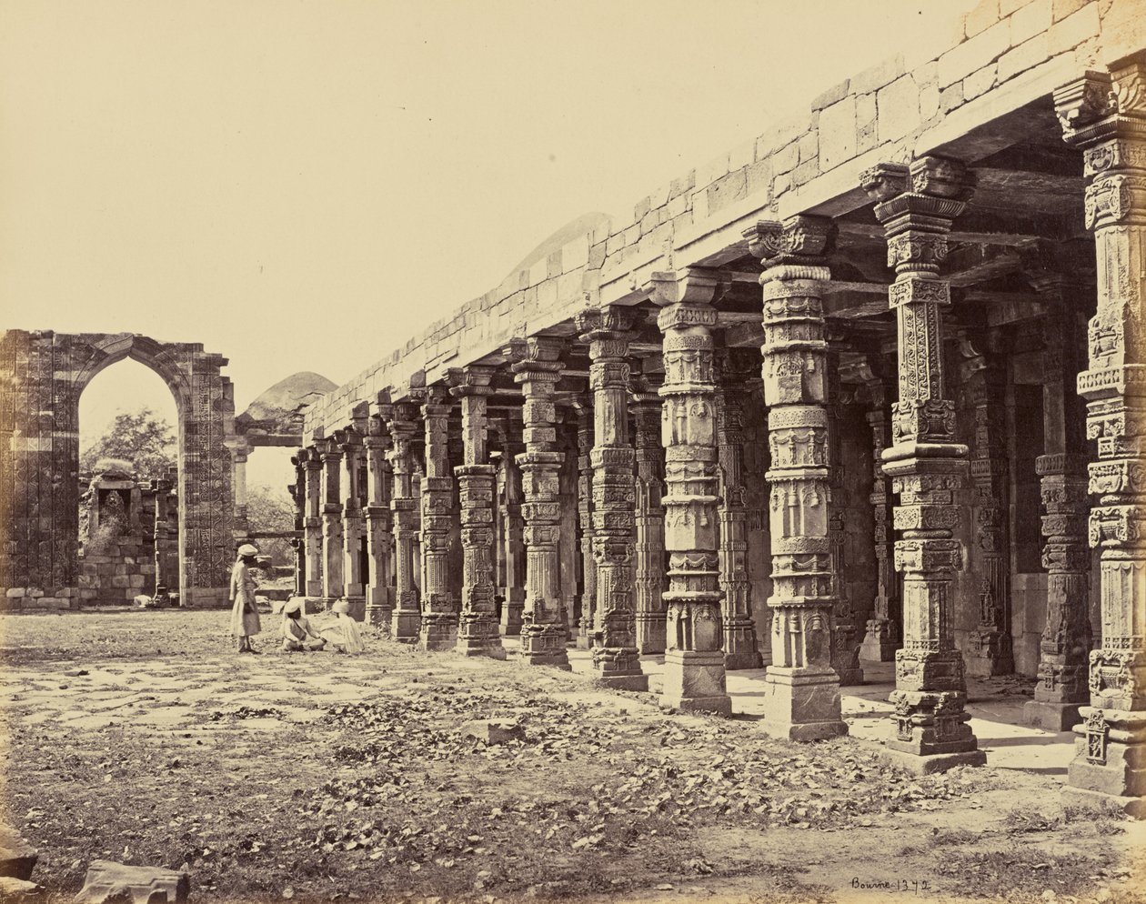 Delhi ; colonnade de piliers hindous au Qutb Minar, côté nord - Samuel Bourne