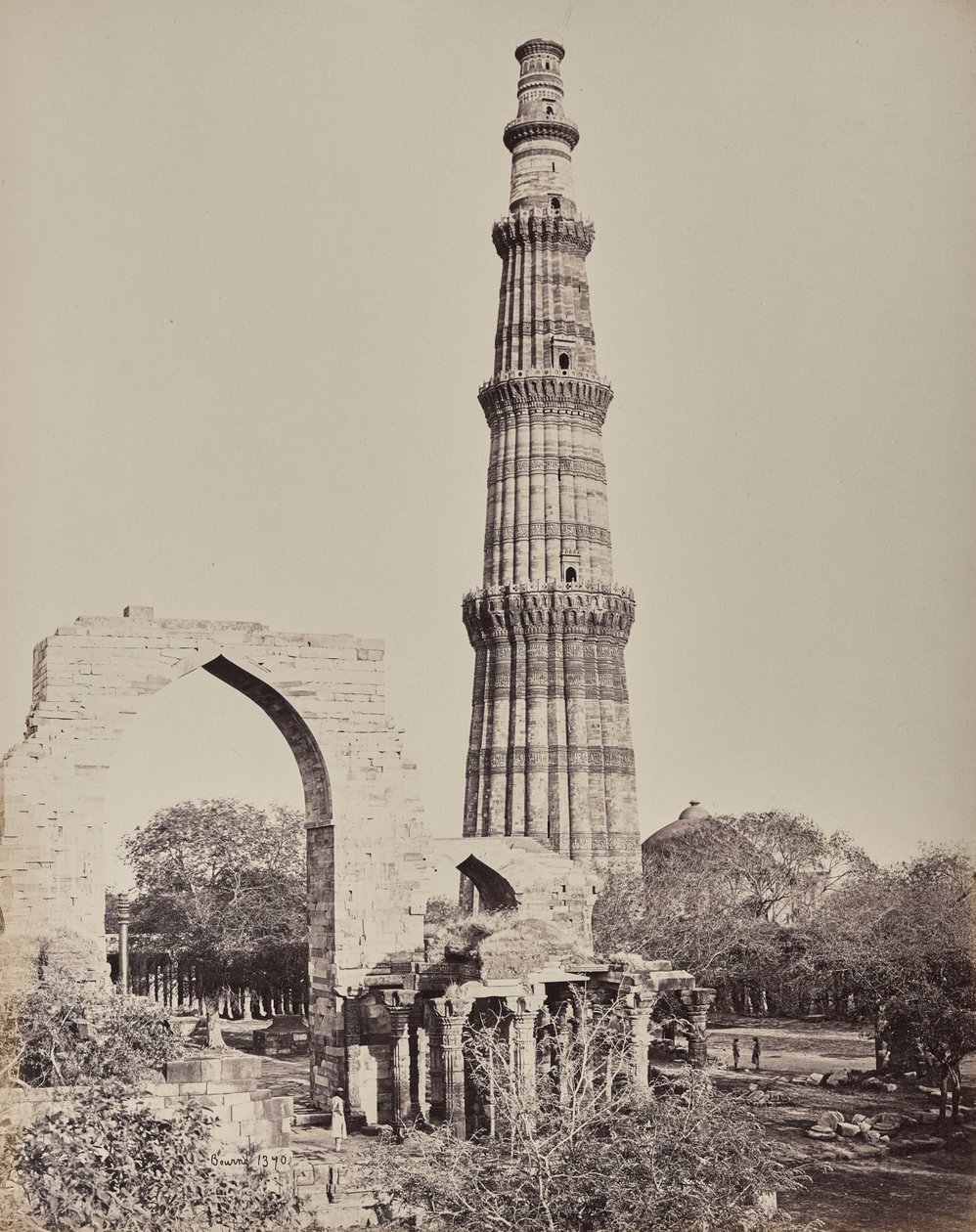 Delhi. Le Kootub Minar ou tour dans la ville en ruines du Vieux Delhi - Samuel Bourne