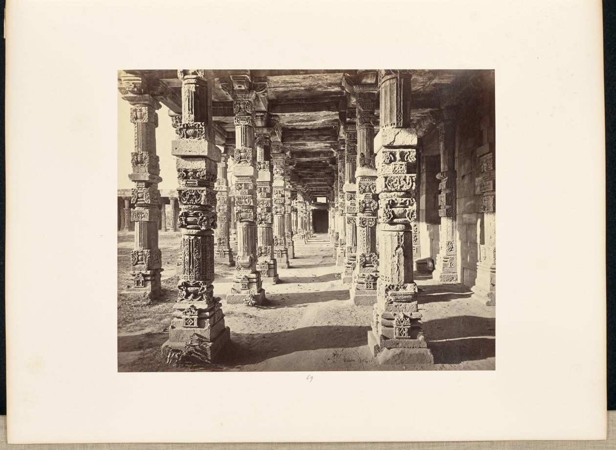 Delhi ; Le Kutub Minar, vue intérieure de la colonnade orientale - Samuel Bourne