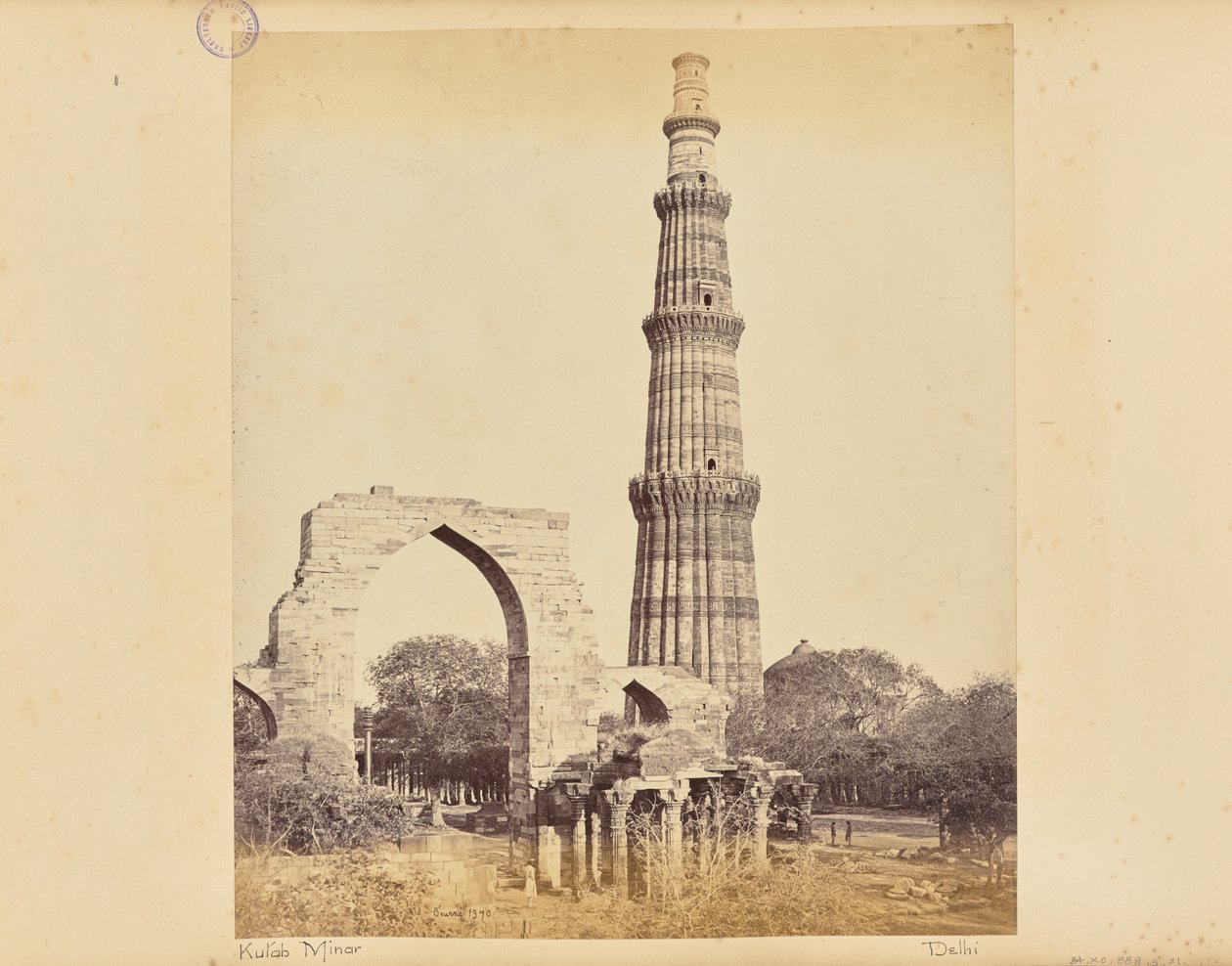 Delhi ; le Kutub Minar, avec la Grande Arche, vu de l