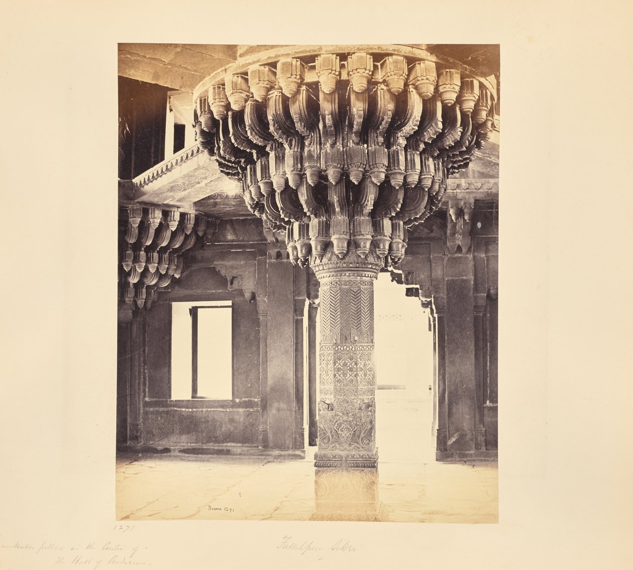 Fatehpur Sikri ; remarquable pilier au centre du Diwan-i-Khas, ou salle d