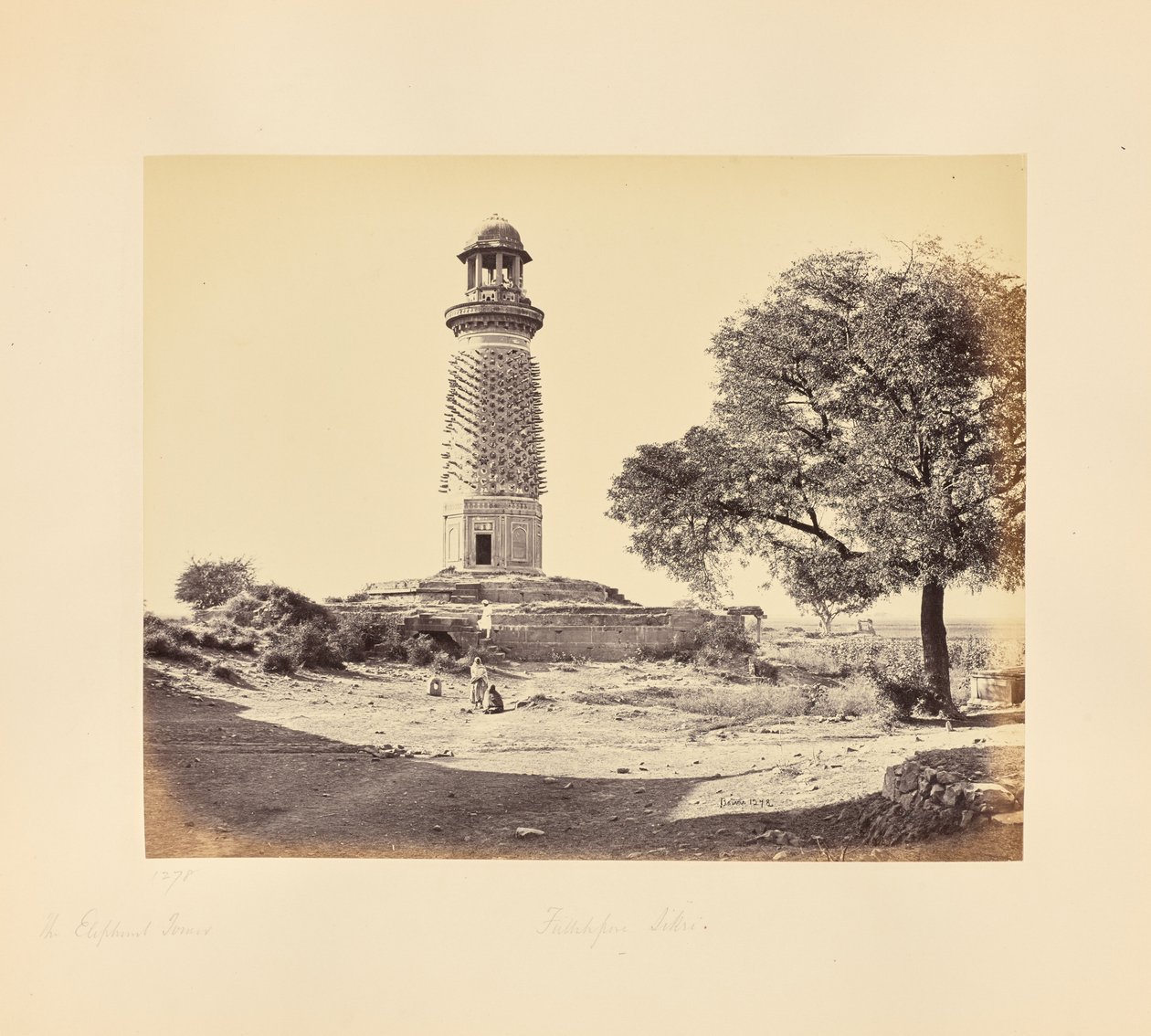 Futtypore Sikri; la tour des Éléphants, vue à travers la porte des Éléphants, vue rapprochée - Samuel Bourne