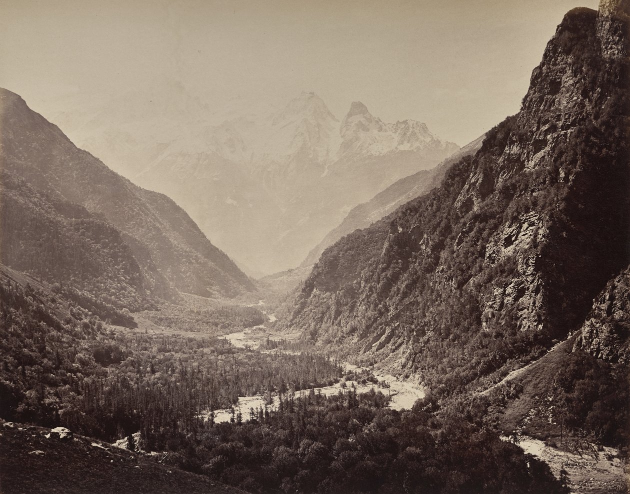 Le haut Himalaya. Vue de la vallée depuis Fallaldasa avec les pics de Srikanta au loin - Samuel Bourne