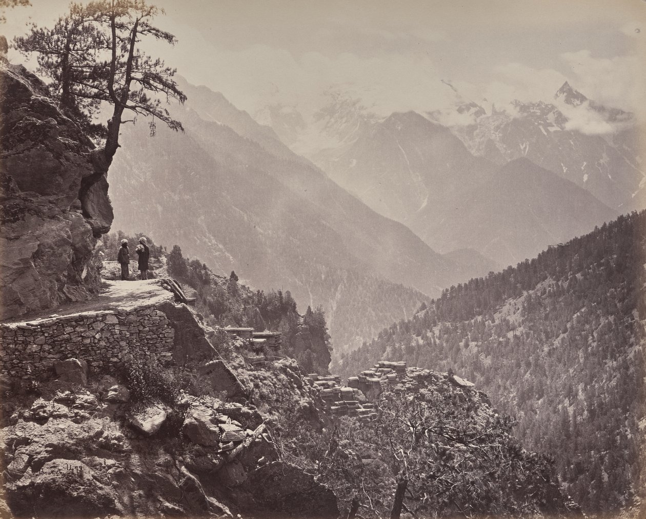 Le haut Himalaya. Vue sur la nouvelle route entre l