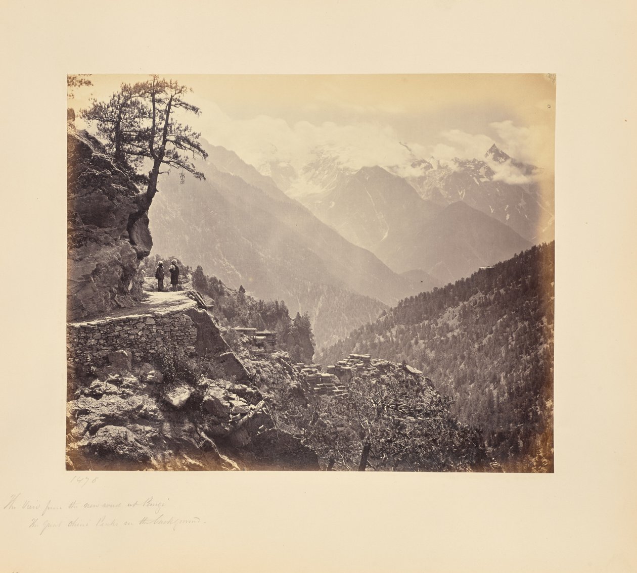 La vue depuis la nouvelle route à Pangi - les grands sommets Chini à l
