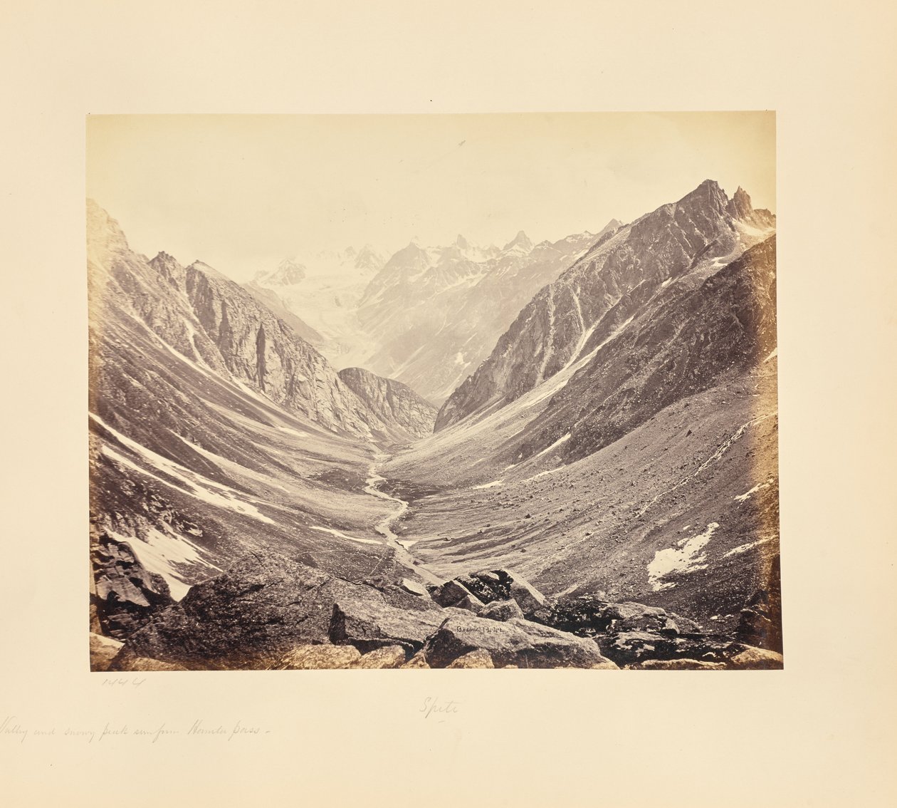 Vallée et sommets enneigés, vus du col de Hampta, côté Spiti - Samuel Bourne