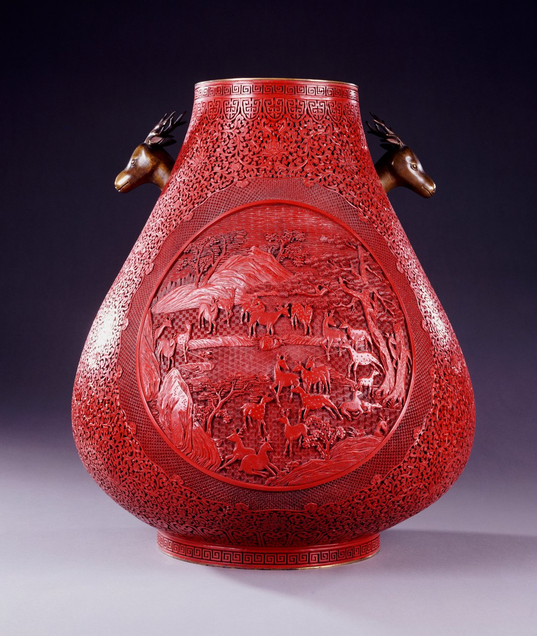 Un grand vase en laque rouge sculpté en forme de poire - School Chinese