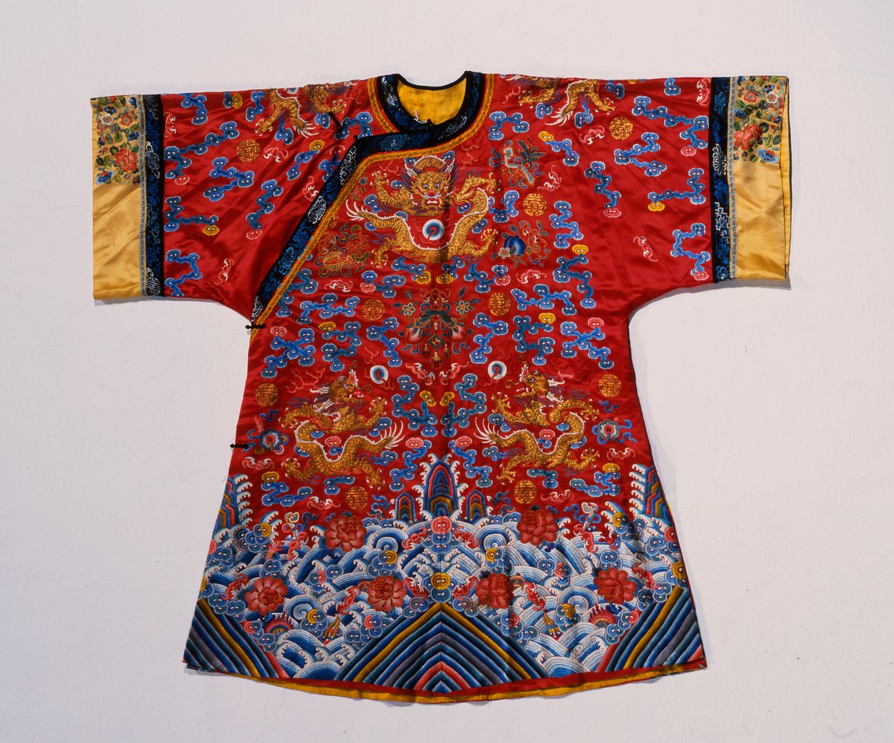 Robe semi-formelle en satin rouge brodée de soies et de fil doré avec des dragons au milieu de nuages défilants au-dessus d