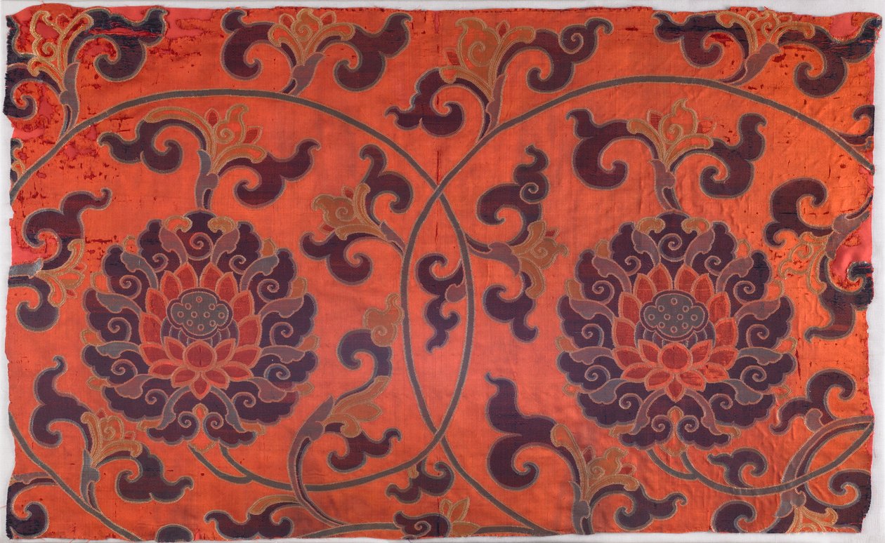 Fragment de textile à motif de fleurs, tiges et feuilles de lotus en volutes (satin à armure toile) - School Chinese
