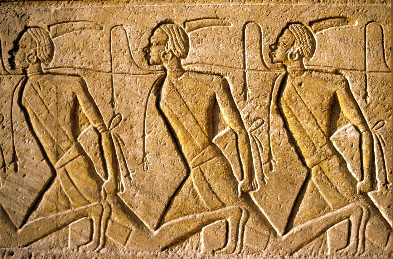 Égypte ancienne, peinture murale/sculpture, rangée de prisonniers représentant le peuple koushite, représentés comme africains, vaincus par Ramsès II, Temple de Ramsès II, Abou Simbel - School Egyptian
