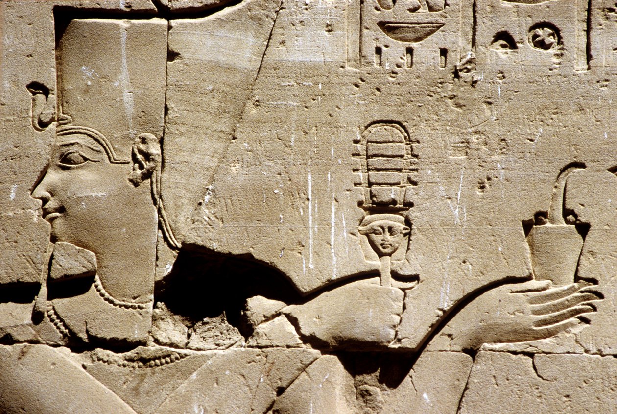 Égypte ancienne, Peinture/sculpture murale, Le pharaon Ptolémée secouant un sistre et offrant de l