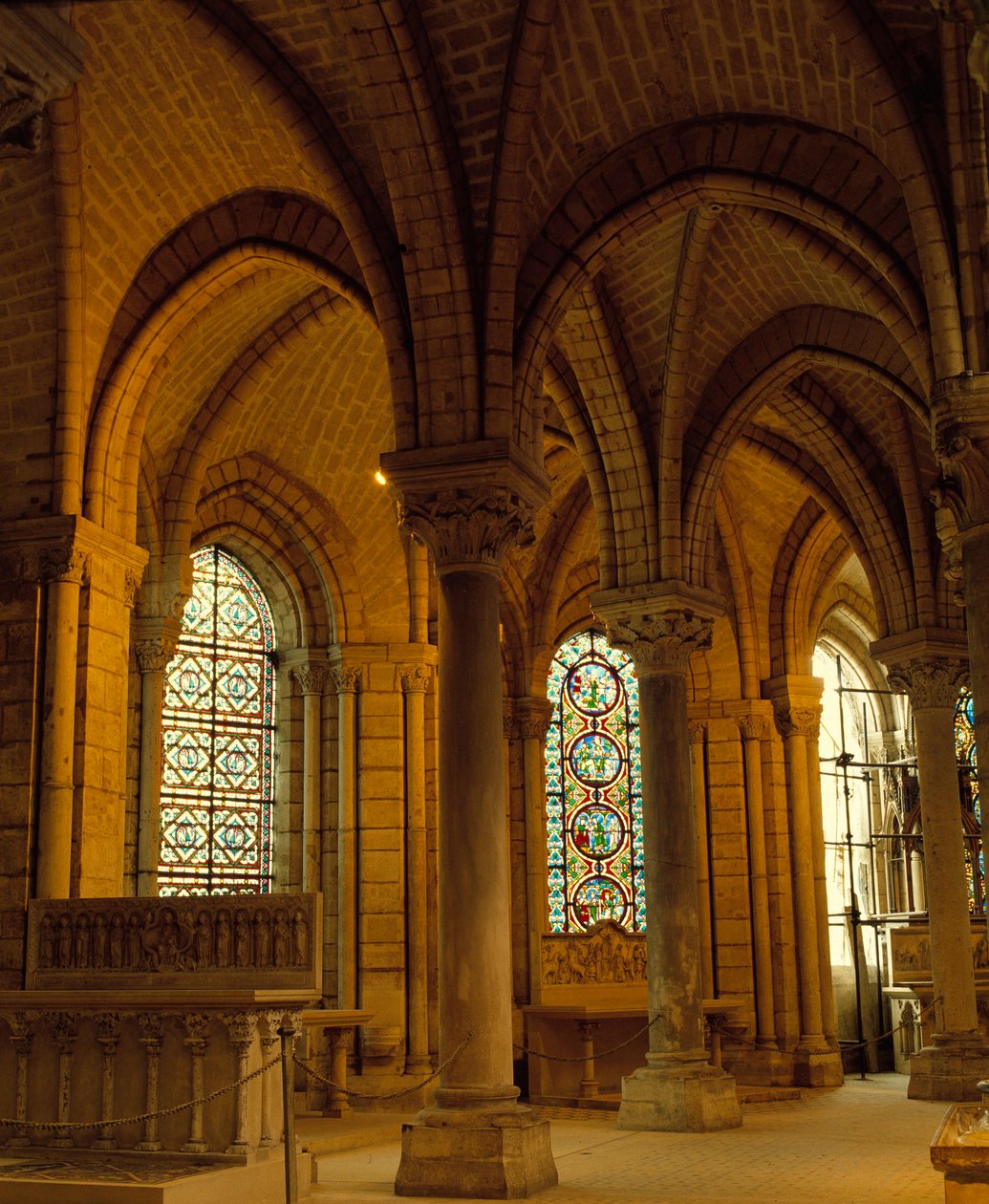 Art gothique : clés de voûte et ogives, déambulatoire de la Basilique de Saint-Denis (Saint-Denis). - School French
