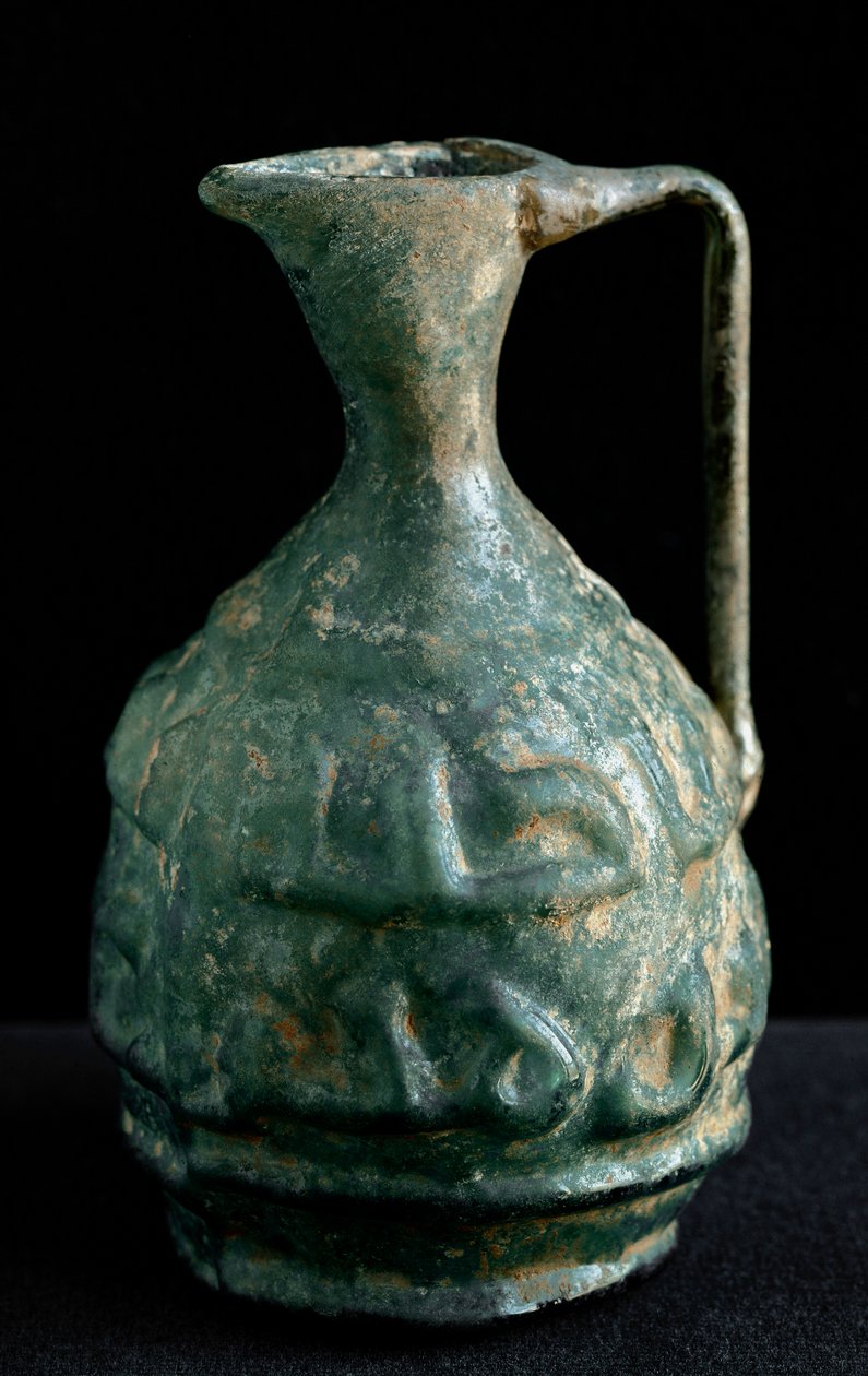 Petite amphore en verre avec inscriptions. 9e-10e siècle. D