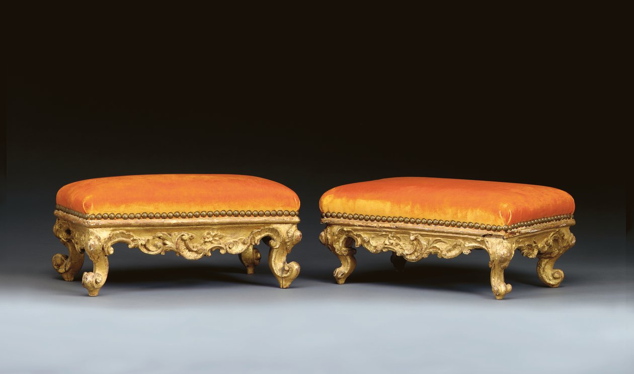 Une paire assortie de tabourets rococo italiens dorés - School Italian