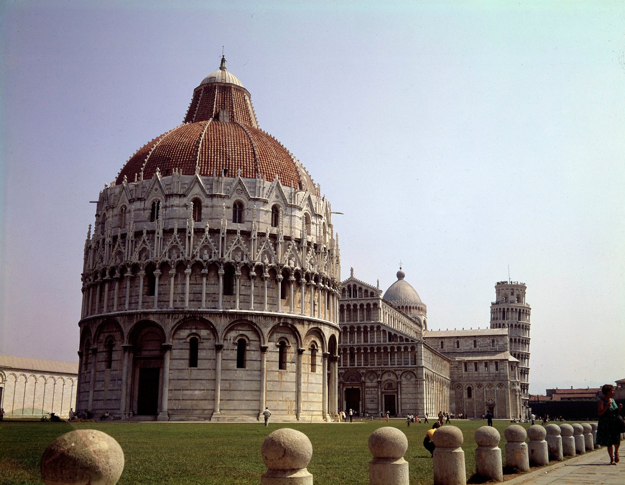 Architecture médiévale : vue du Baptistère (construit entre 1153 et 1353), du Dôme (cathédrale ou Duomo) et de la Tour (commencée en 1064) de Pise sur le Campo dei Miracoli (Piazza dei Miracoli), Italie - School Italian
