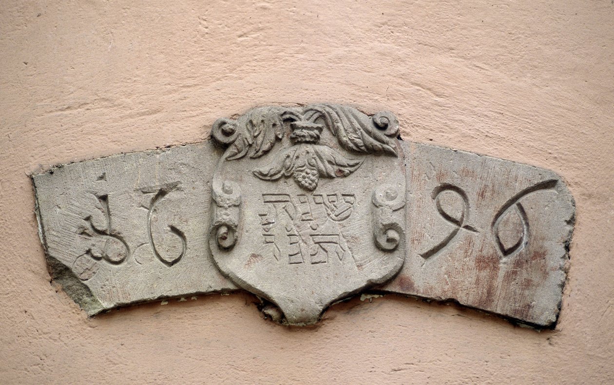 La ruelle des Juifs à Obernai (67). Lieux de culte : inscription portant une date hébraïque et la date correspondante de l
