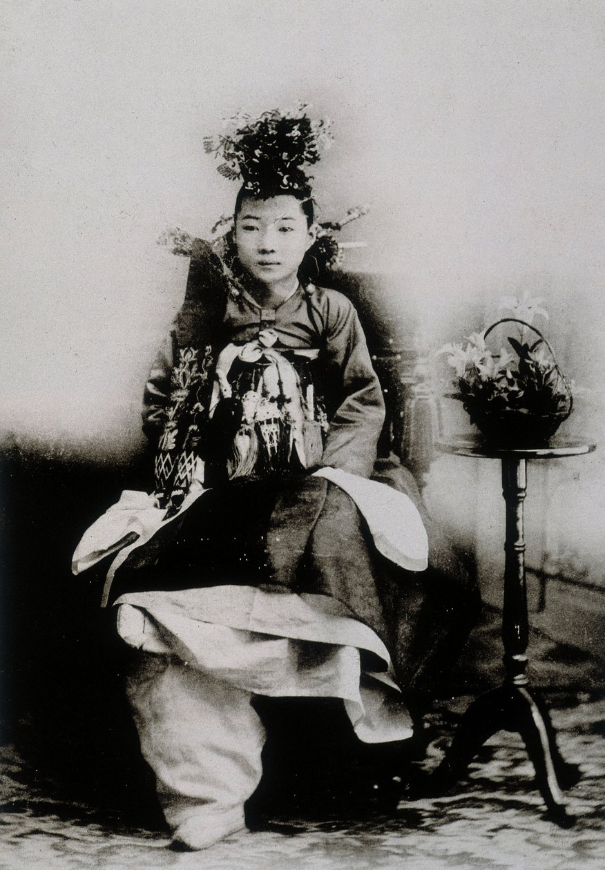 Femme coréenne en robe de mariage traditionnelle - School Korean