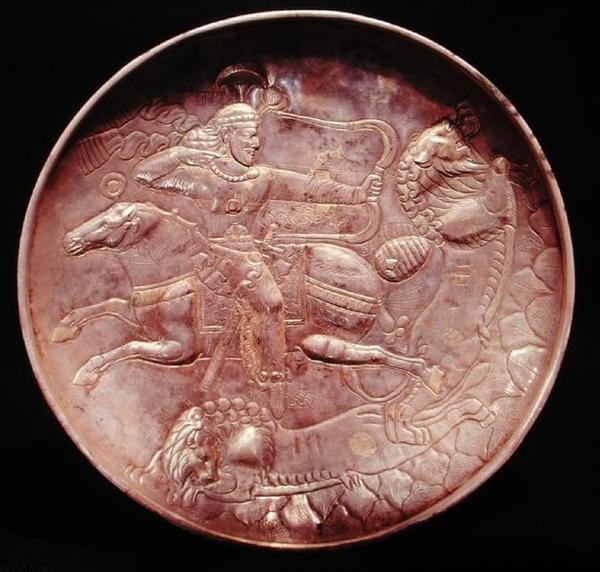 Assiette représentant un soldat royal chassant des lions, 6e-7e siècle - School Persian