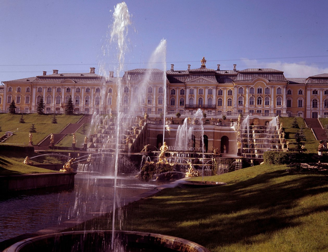 Vue de la grande cascade du château de Peterhof, réalisée sous Pierre le Grand près de Saint-Pétersbourg, Russie - School Russian