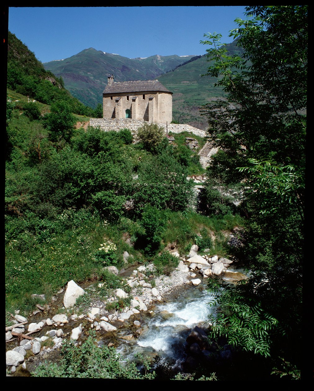 Vue de la chapelle de Saint-Pélegrin, Arties - School Spanish