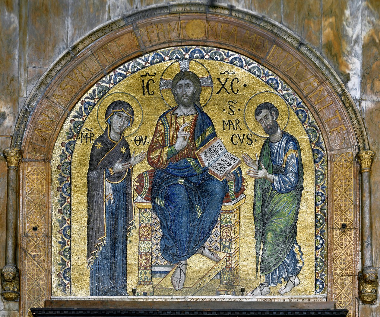 Architecture byzantine : Christ en majesté (Christ en gloire) entre la Vierge et Saint Marc (Deesis), mosaïques réalisées par des artistes vénitiens et redessinées au XVIe siècle. Abside. Basilique Saint-Marc, Venise - School Veneto Byzantine