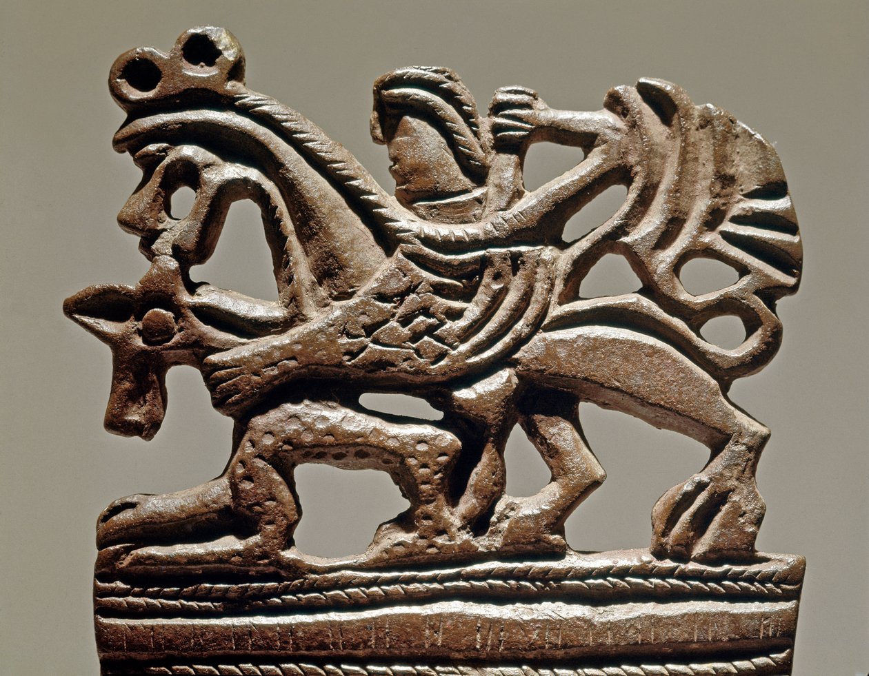Apollon sur un griffon - 4e siècle av. J.-C. - Ornement de réservoir en bronze - Musée de l