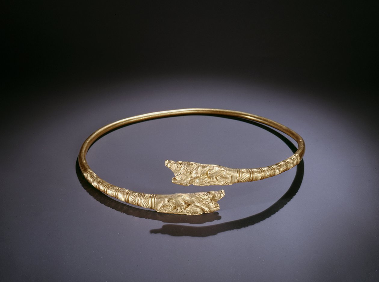 Torque avec des lions attaquant des sangliers aux extrémités (or) - Scythian