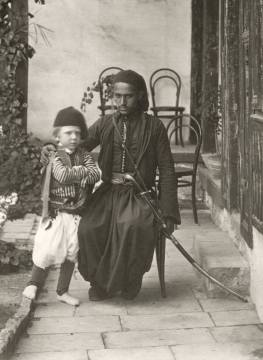 Kawass arabe (garde ottoman) avec un jeune garçon dans le jardin d