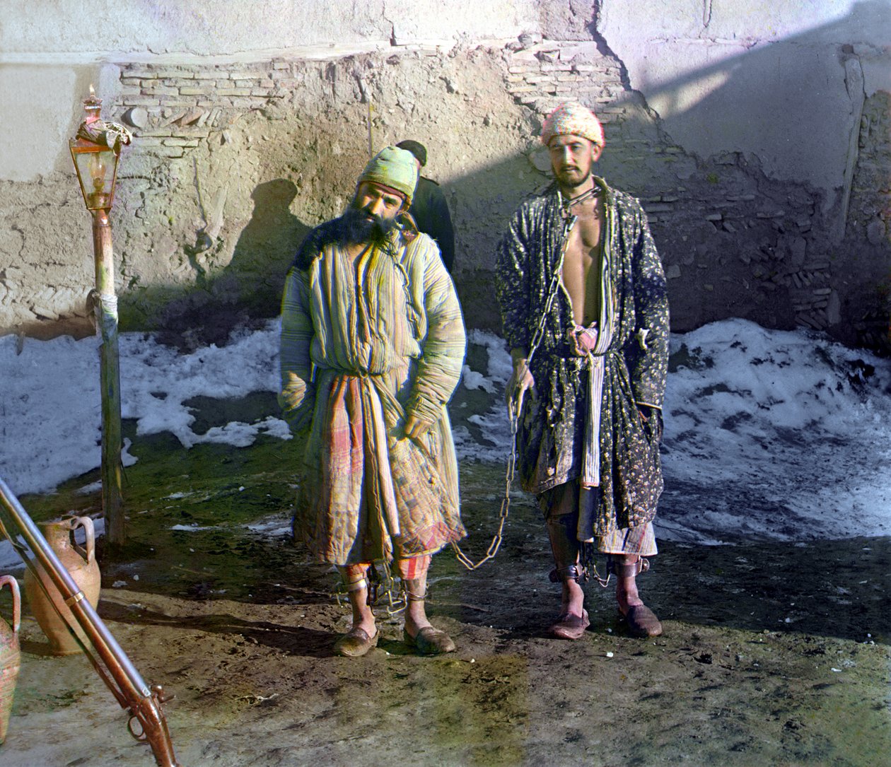 Deux prisonniers enchaînés et un garde derrière eux, Empire russe, entre 1905 et 1915 - Sergey Prokudin Gorsky