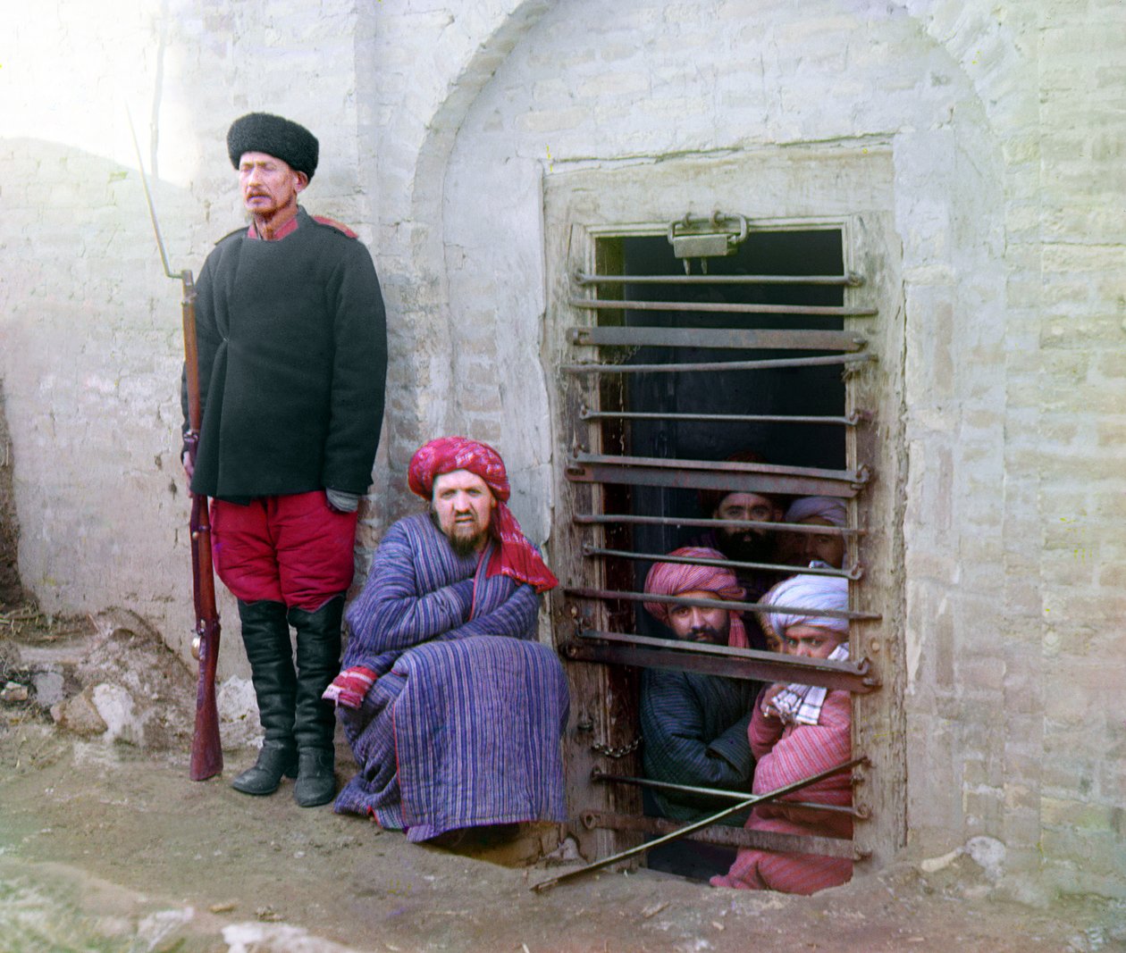 Prison de Zindan, avec détenus et un garde avec fusil russe, uniforme et bottes, Asie centrale, Empire russe, entre 1905 et 1915 - Sergey Prokudin Gorsky
