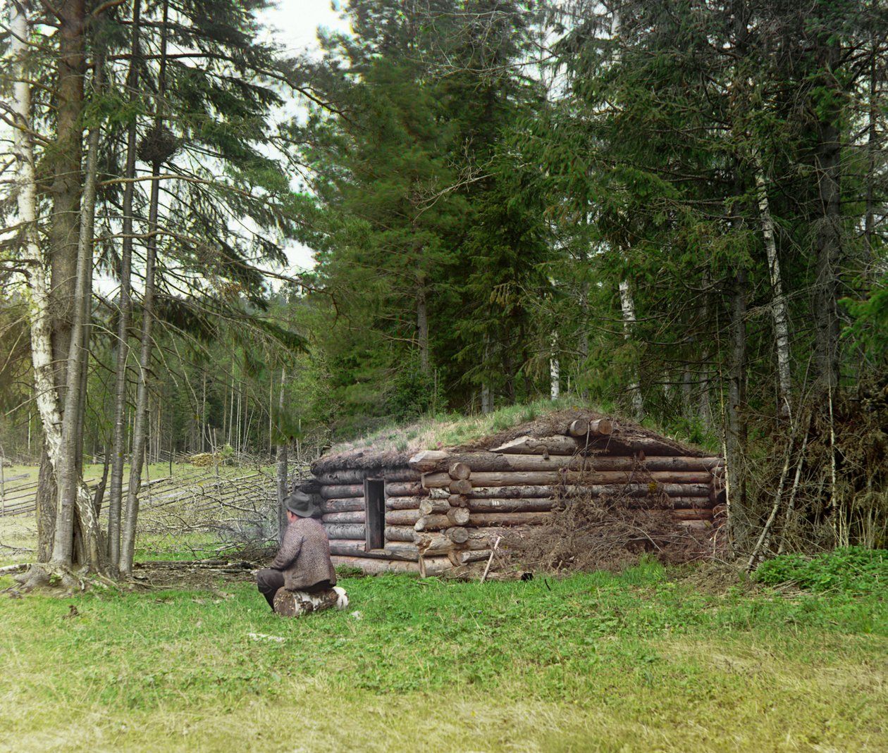 Un homme devant une cabane pour bûcherons et kuria (brûlage de charbon) dans la forêt, Empire russe, entre 1905 et 1915 - Sergey Prokudin Gorsky