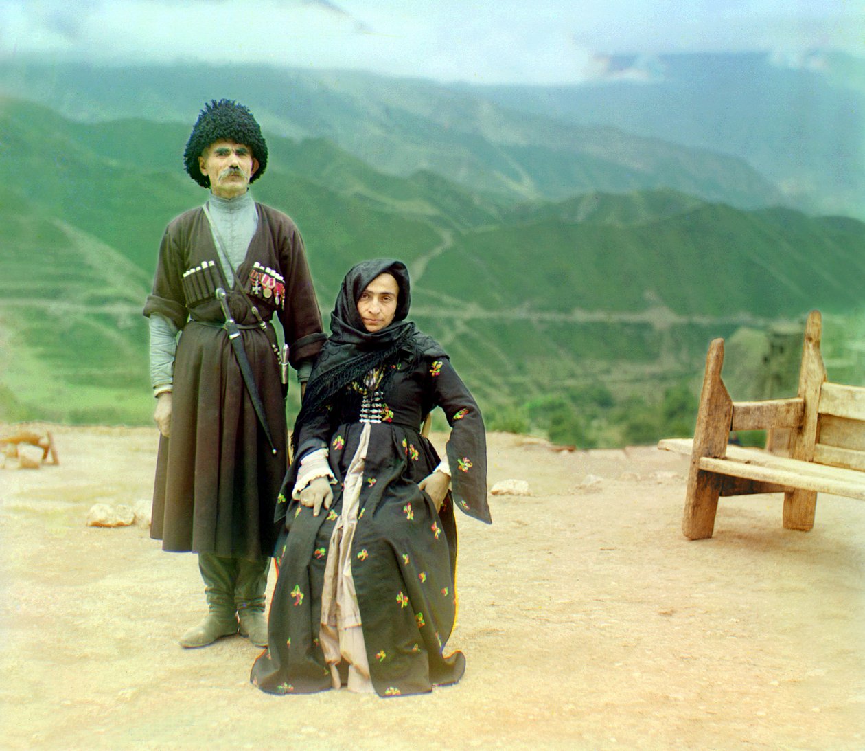 Types du Daghestan – un homme avec des médailles et un poignard et une femme en robe noire, Empire russe, entre 1905 et 1915 - Sergey Prokudin Gorsky