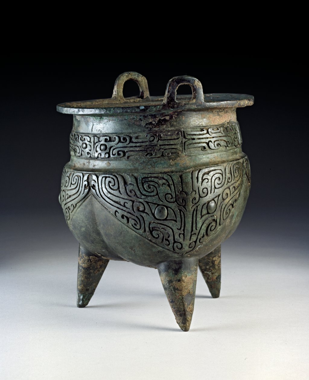 Vase Li, portant le motif taotie, période Erligang, Dynastie Shang, vers 1500-1050 av. J.-C. - Shang Dynasty Chinese School
